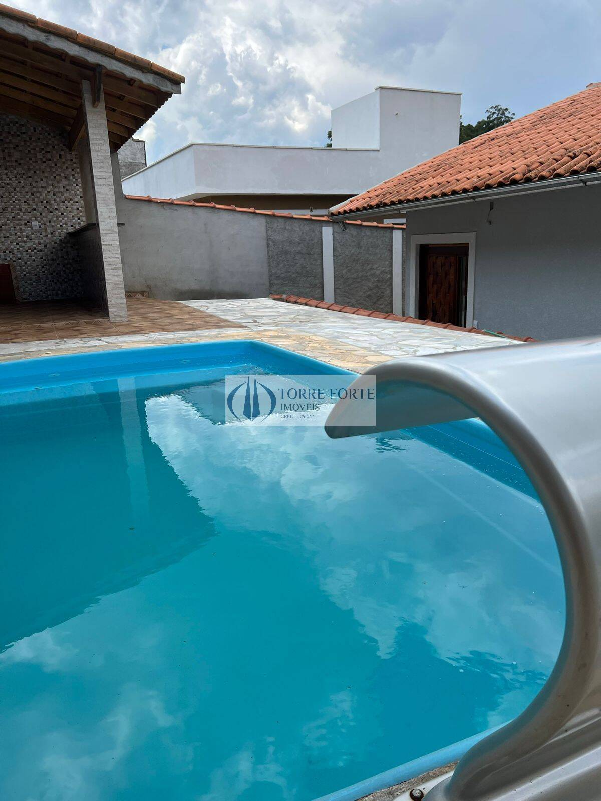 Casa à venda com 3 quartos, 102m² - Foto 1