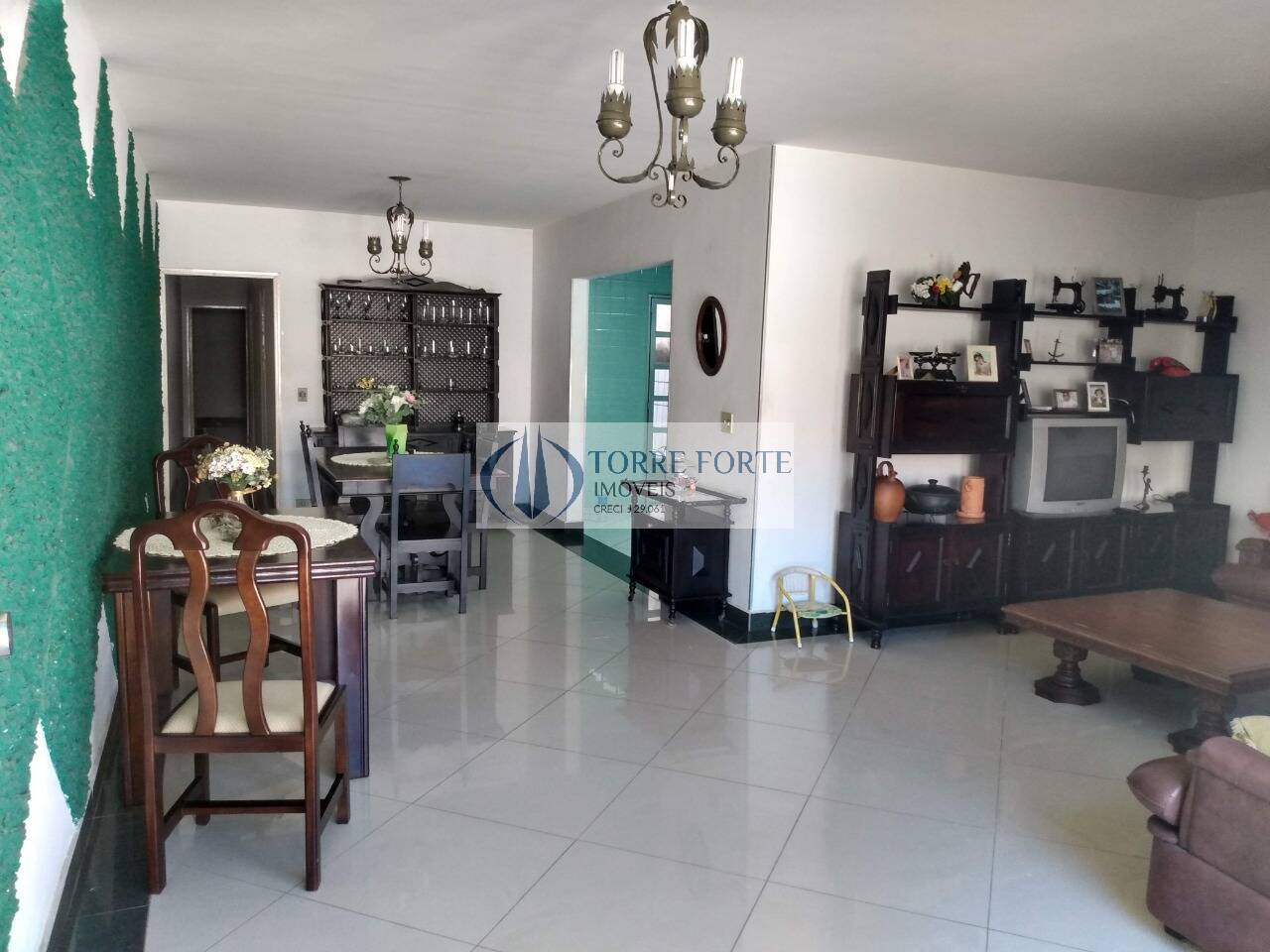Casa à venda com 3 quartos, 190m² - Foto 1