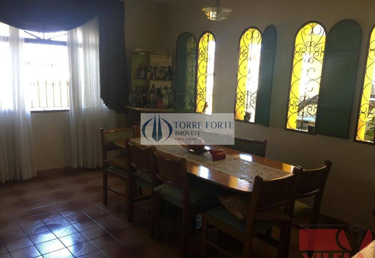 Casa, 3 quartos, 210 m² - Foto 1
