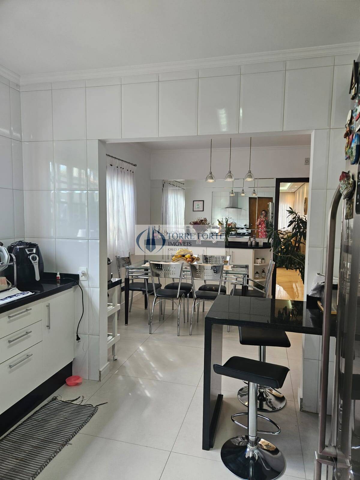 Casa à venda com 3 quartos, 200m² - Foto 1
